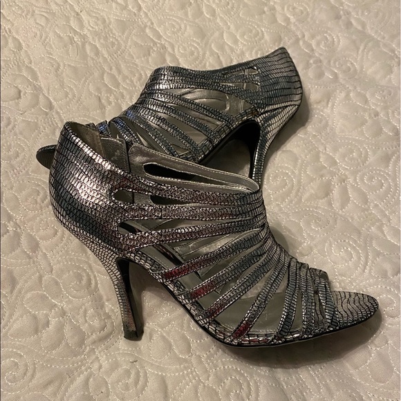 Silver Texture Heels - Picture 1 of 4